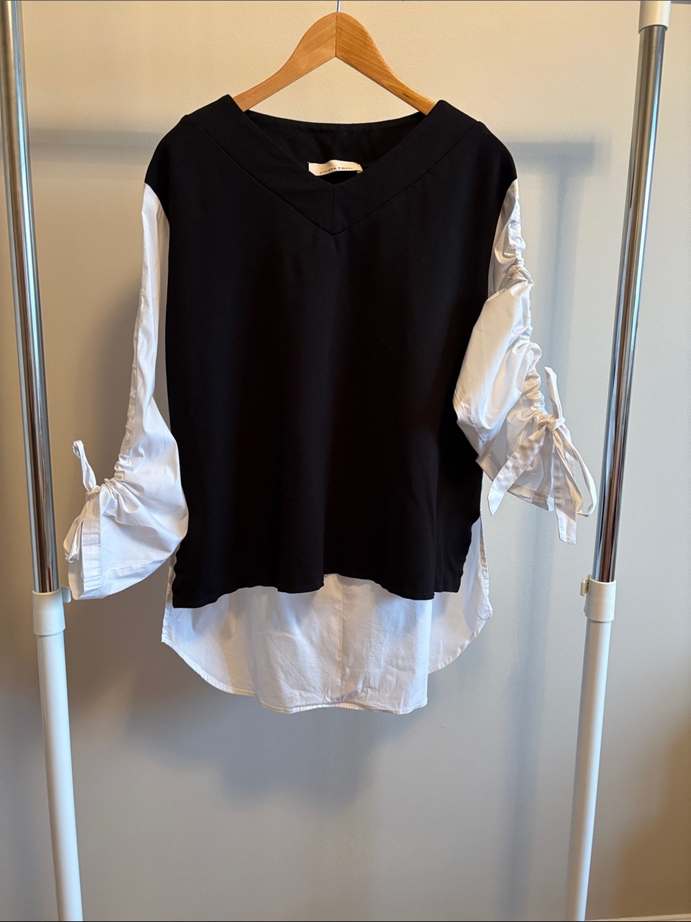 🇮🇹 Italian Luxury Liviana Conti Black & White Layered V-Neck Women’s Top